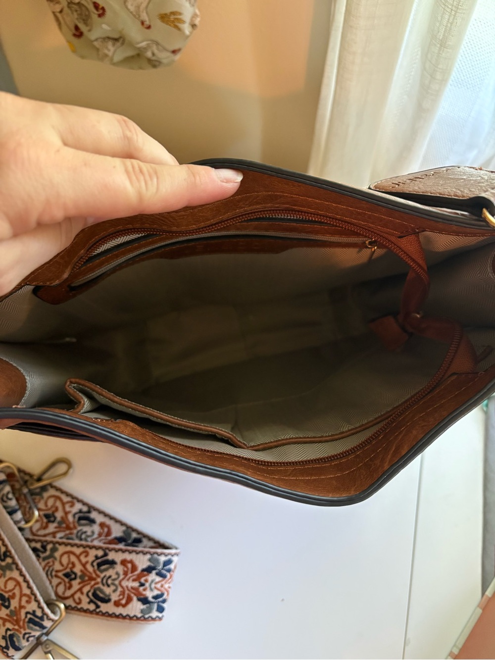 Jen & Co Crossbody - Picture 2 of 5